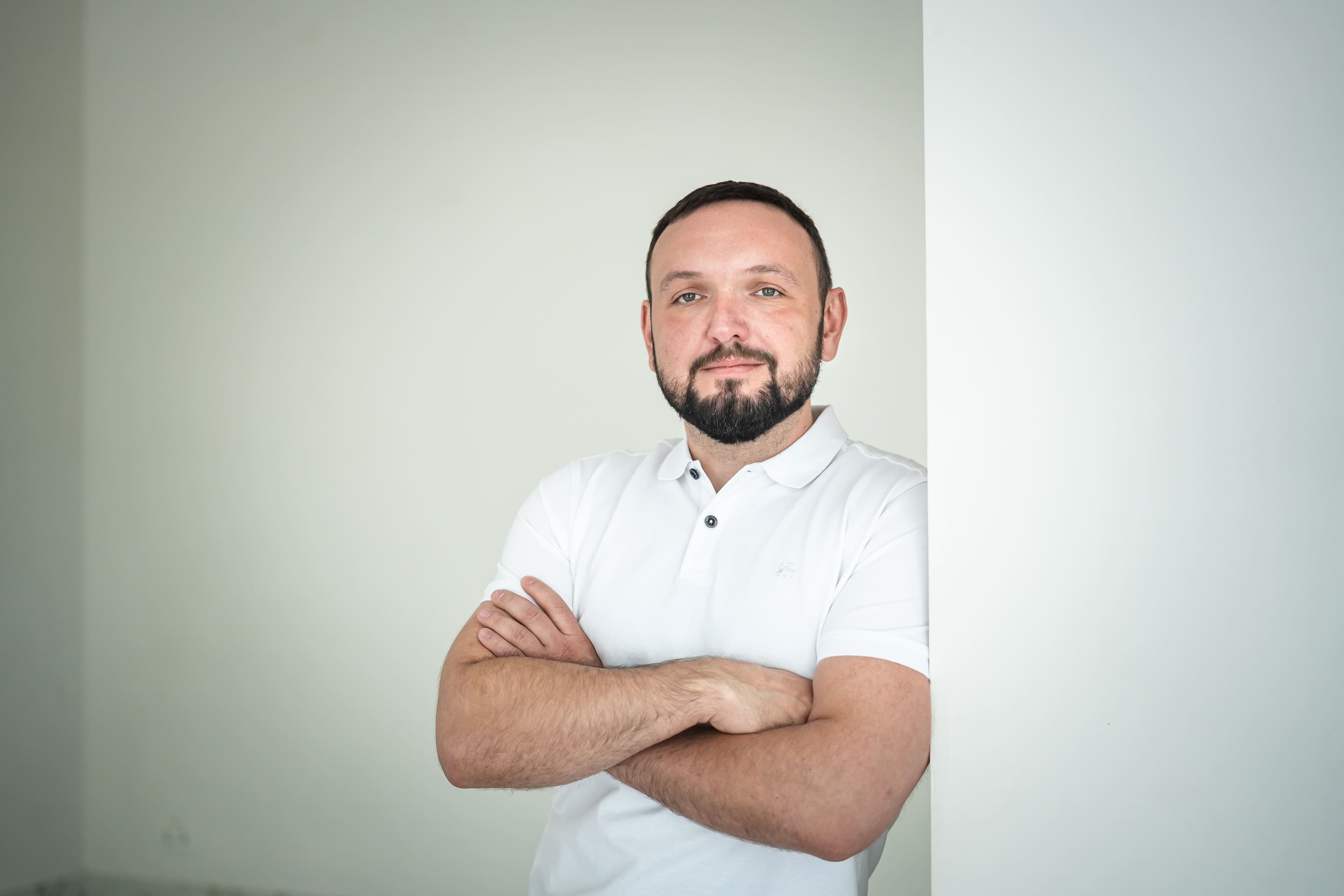 oleksandr kravchenko white wall